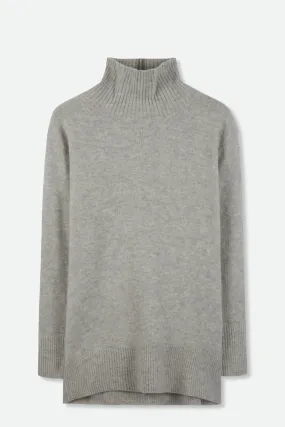 OLYMPIA OVERSIZED TURTLENECK IN CASHMERE MIST LIGHT GREY